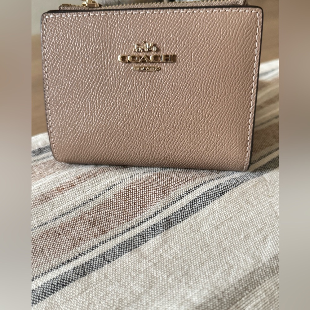 COACH| EUC Bifold Wallet - Picture 3 of 9